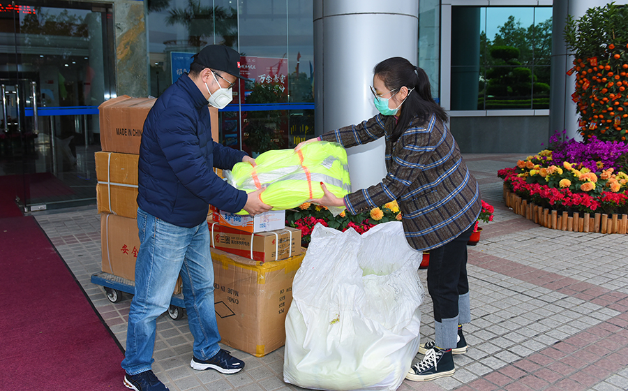 社區(qū)基金會將采購的防疫物資交付防疫指揮部-900.jpg